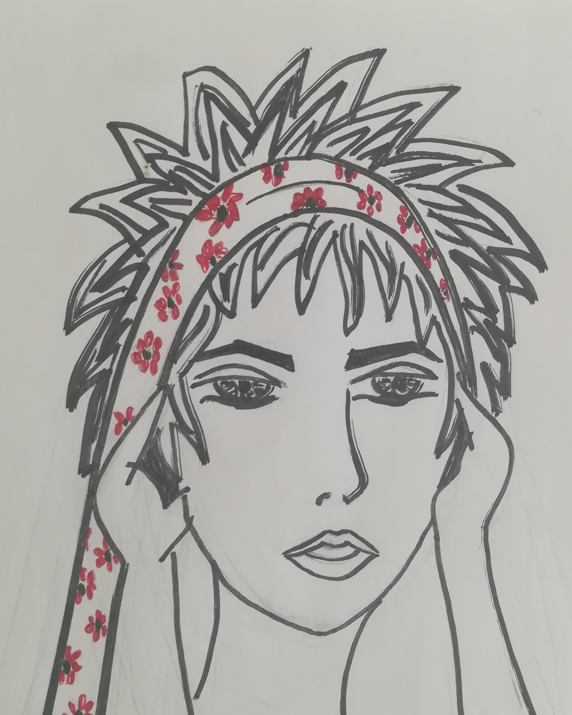 Poser le bandeau "Mangueira" par son milieu, à la racine des cheveux. Le plaquer sur les oreilles et le croiser dans la nuque. Le ramener devant et le tourner pour changer de couleur.